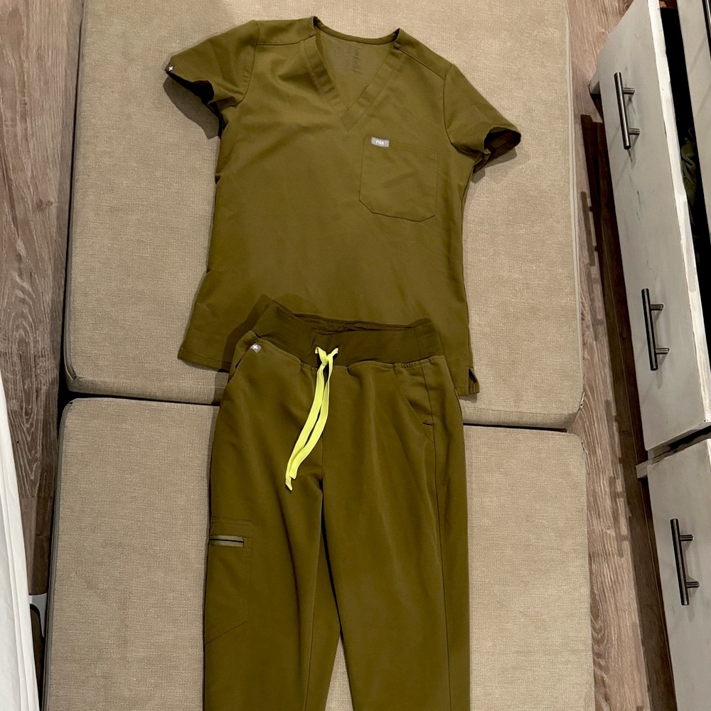 FIGS Martini Olive set. Catarina top in Size XXS . Zamora Jogger pants size XS.